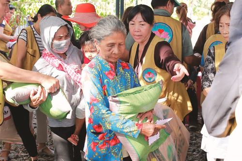 Các đơn vị trao nhà, tặng quà, khám bệnh từ thiện