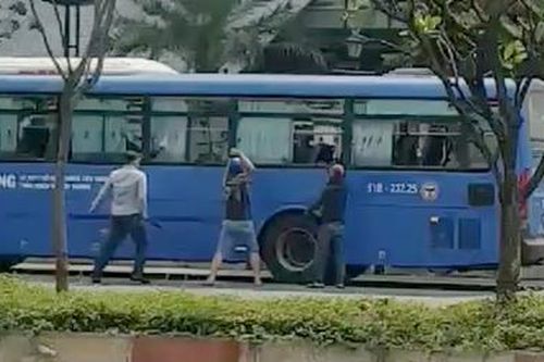 Clip nhóm thanh niên đập phá xe buýt ở TPHCM