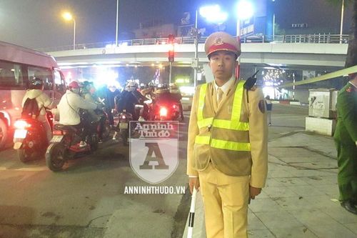 Cảnh sát 141 nhặt được túi xách, tìm cách trả lại cho người đi đường đánh rơi