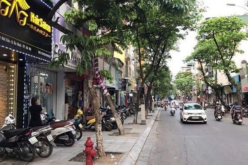 Cấm ô tô lưu thông trên đường Đội Cấn để rào chắn, thảm lại mặt đường