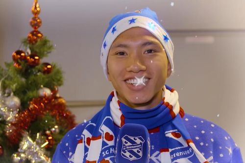 Đoàn Văn Hậu vào vai 'anh già Noel', chúc mừng Giáng sinh từ Hà Lan