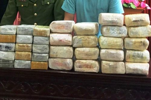 Nhóm người Lào tuồn 30 bánh heroin vào Việt Nam