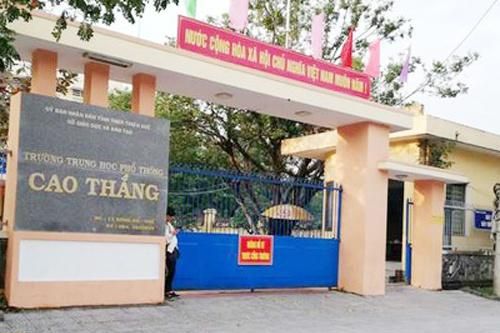 Kỷ luật thầy giáo bóp má nữ sinh lớp 10