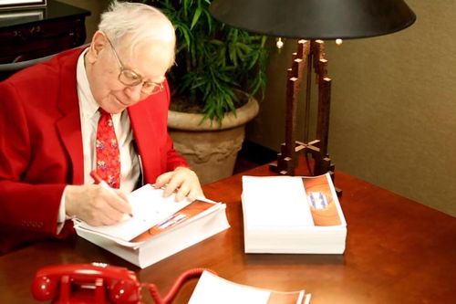 Warren Buffett tặng người thân cổ phiếu thay vì tiền mặt trong dịp lễ