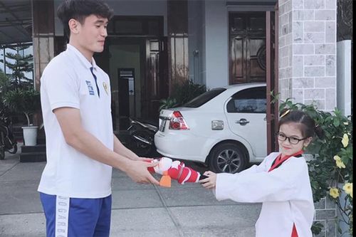 Cầu thủ U23 Việt Nam dịp Giáng sinh: Người về quê nhận quà, người 'thả thính' gắt trên MXH
