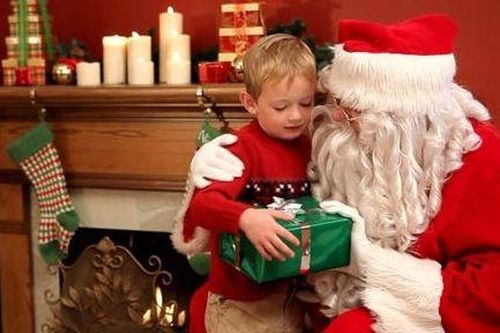 Khoa học chứng minh trẻ em ngoan hơn khi bố mẹ nói về danh sách bé hư của ông già Noel