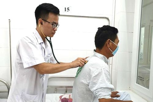 Giữa 'tâm bão' cúm mùa: Đừng làm thay việc của bác sĩ