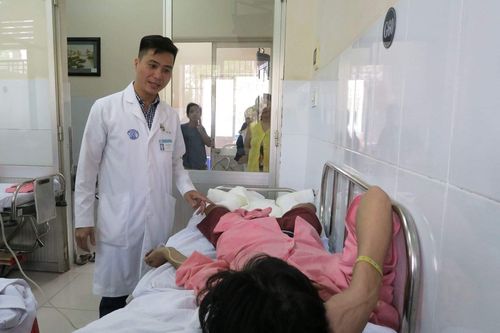 Hút thuốc lá trong lúc đang chiết xăng, 4 người nguy kịch