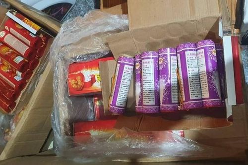 Ngụy trang loa thùng chở 100 hộp pháo điện không rõ nguồn gốc
