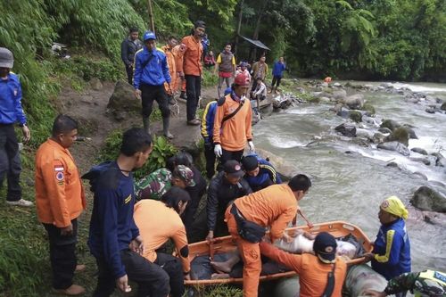 Xe buýt lao xuống hẻm núi, 40 người thương vong