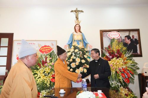 Giáo hội Phật giáo thăm giáo xứ Hà Nam, Quảng Ninh dịp Giáng sinh
