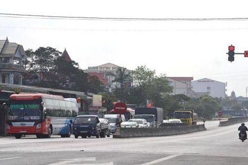 Cần lắp đặt cụm đèn tín hiệu giao thông tại các nút giao nguy hiểm