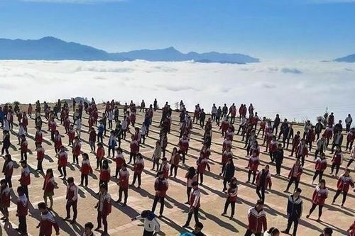 Học sinh tăm tắp tập thể dục giữa bốn bề mây trắng
