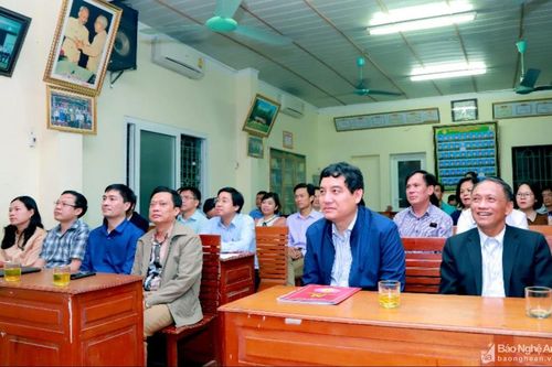 Đồng chí Nguyễn Đắc Vinh sinh hoạt chi bộ tại nơi cư trú