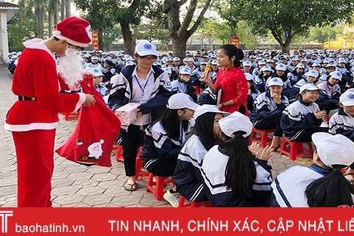 Tuổi trẻ Hà Tĩnh chung vui cùng bà con xứ đạo dịp lễ Giáng sinh