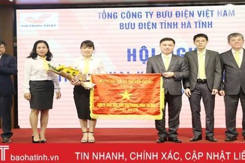 Bưu điện Hà Tĩnh nhận cờ thi đua xuất sắc của Bộ Thông tin và Truyền thông