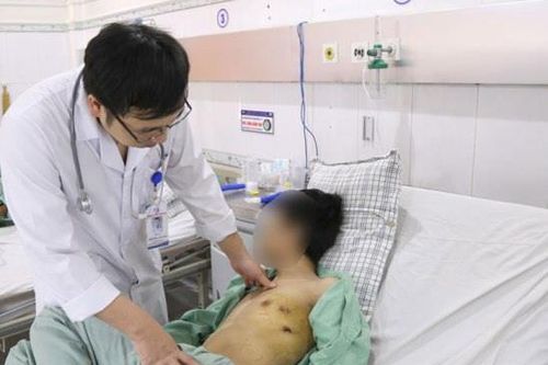 Có tiền sử hút thuốc lá 5 năm, một nam thanh niên bị xẹp phổi