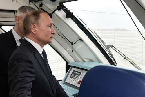 TT Putin khai trương chuyến tàu hỏa đầu tiên nối Nga với Crimea