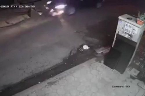 Thót tim cảnh ô tô suýt lấy mạng công nhân vệ sinh ngoi lên từ cống ngầm