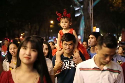 Hàng ngàn người đổ về trung tâm TP.HCM đón Giáng sinh