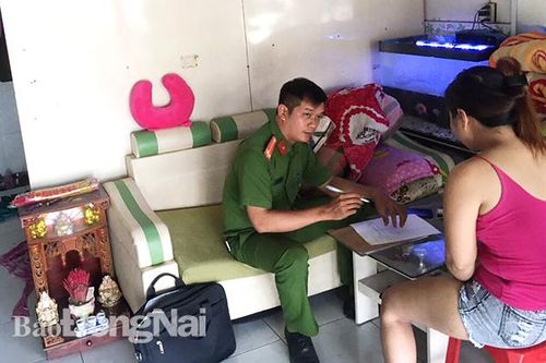 Bắt chủ tiệm hớt tóc bán dâm