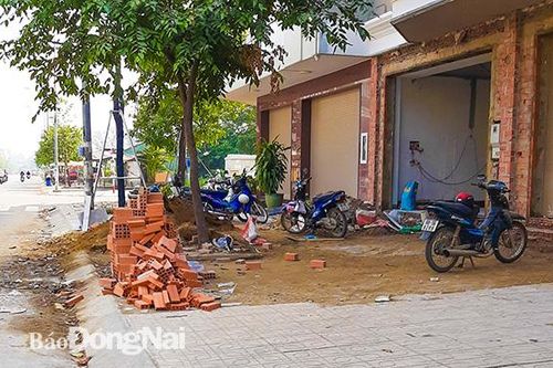 Tự tiện để vật liệu xây dựng chiếm vỉa hè