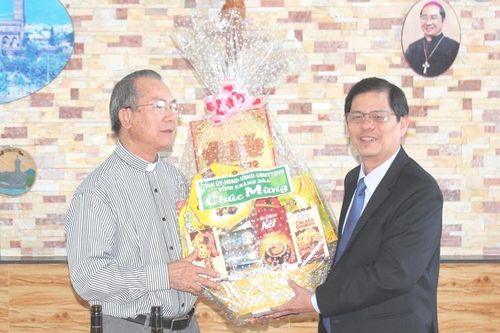 Ông Nguyễn Tấn Tuân thăm, chúc mừng Giáng sinh tại nhà thờ Chánh Tòa và giáo xứ Phù Sa