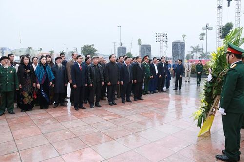 Dâng hương tưởng niệm các Anh hùng liệt sĩ thanh niên xung phong