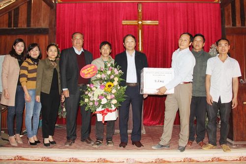 Thăm và tặng quà các giáo họ nhân dịp Lễ Giáng sinh