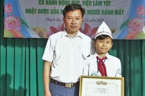 Tặng giấy khen cho học sinh nhặt được 18 triệu đồng trả lại người đánh rơi