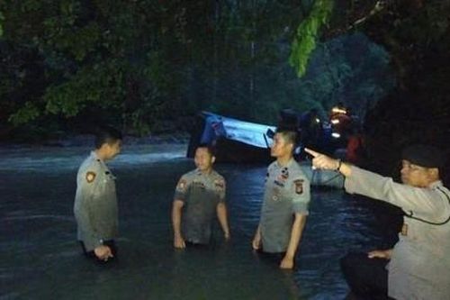 Xe buýt lao xuống vực sông ở Indonesia, 25 người chết