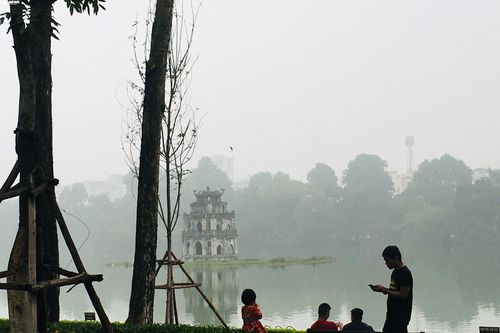 Sương mù dày đặc phủ kín phố phường, Hà Nội mờ ảo như ở châu Âu