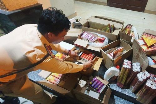 Bị công an 'tóm' vì rượu, pháo lậu làm lệch cả xe tải