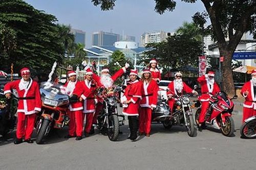 Ông già Noel cưỡi xe mô tô phân khối lớn đi tặng quà cho các bệnh nhi Viện K Tân Triều