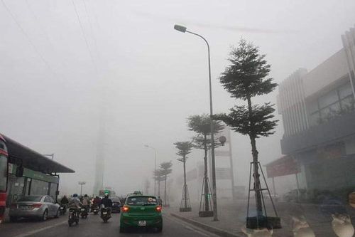 Sương mù và ô nhiễm không khí khiến nhiều người Hà Nội nhập viện