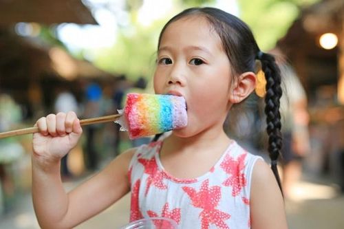 Bé thích ăn vặt ngày Tết, mẹ phải làm sao?