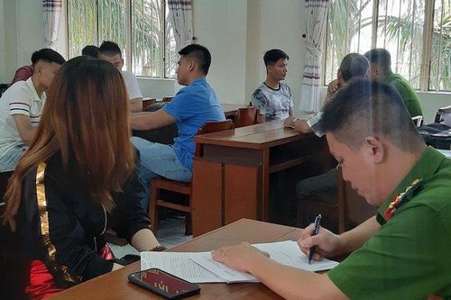 50 nam nữ dương tính ma túy trong khách sạn