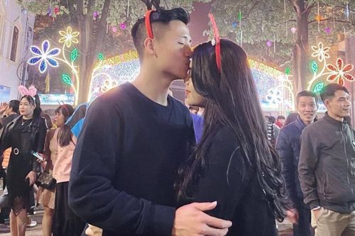 Tiến Dũng, Hoàng Đức và dàn cầu thủ đưa vợ, bạn gái đi chơi đêm Noel