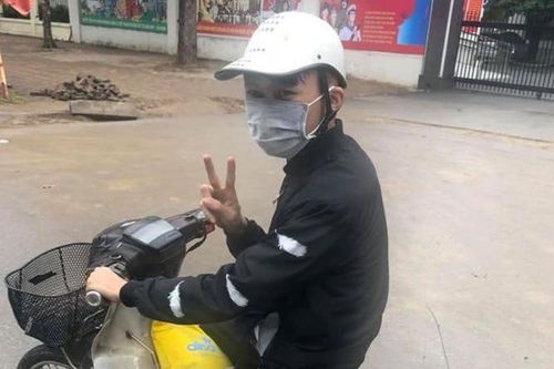 10X Yên Bái đứng dưới trời mưa rét chờ người đánh mất ví quay lại tìm