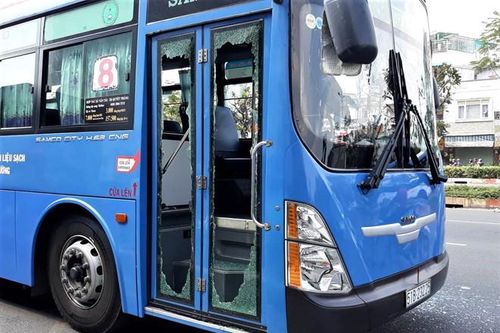 Ngang nhiên đập phá xe buýt: Cần xử lý nghiêm để răn đe