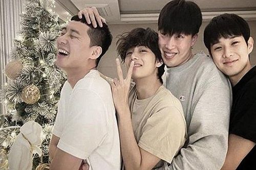 V BTS đón Giáng sinh vô cùng vui vẻ cùng hội bạn thân toàn mỹ nam
