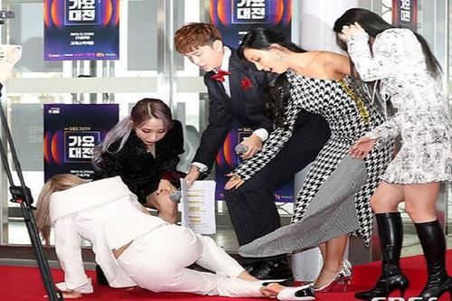 BTS, Red Velvet, Mamamo... 'khổ sở' tại SBS Gayo Daejun, fan kêu gào thương xót