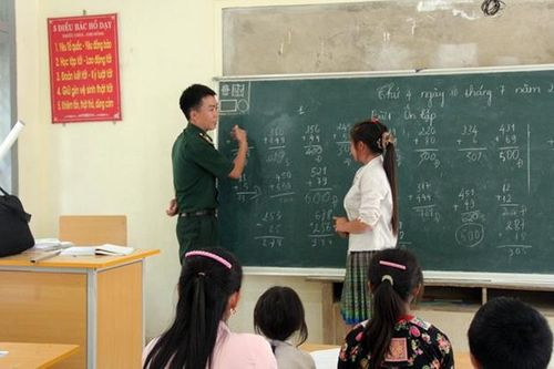 Lớp học xóa mù chữ của thầy giáo 'quân hàm xanh'