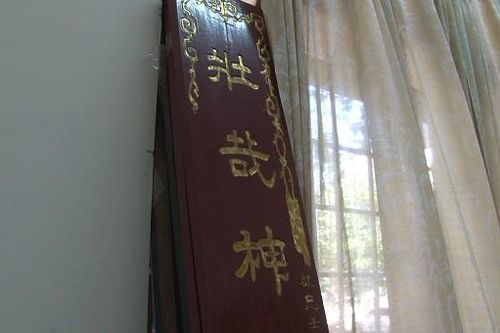 Nam thanh niên cả gan 'cuỗm' 12 bức liễng đình làng