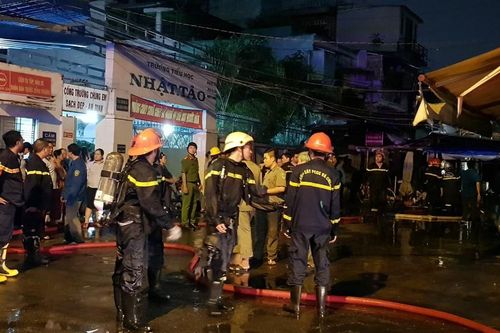 Nhà 5 tầng ở Sài Gòn bốc cháy nghi ngút, cả khu dân cư náo loạn