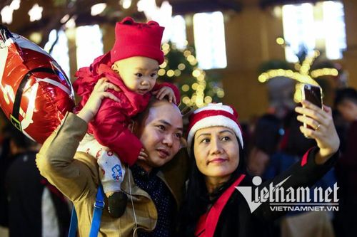 Người Hà Nội trong đêm Giáng sinh an lành