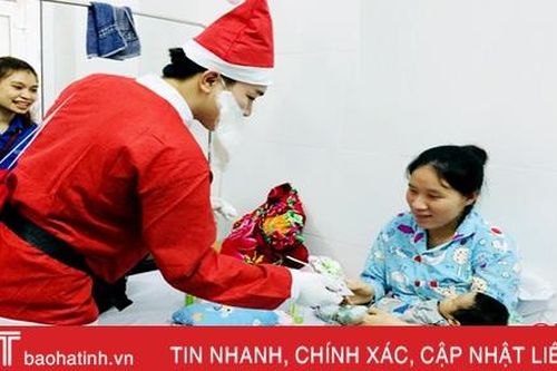 Ông già Noel tặng quà cho hơn 300 bệnh nhi Hà Tĩnh