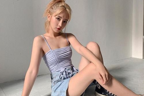 Nữ sinh ĐH Hoa Sen xuất hiện khiến nhiều người nhầm gặp 'búp bê sống'