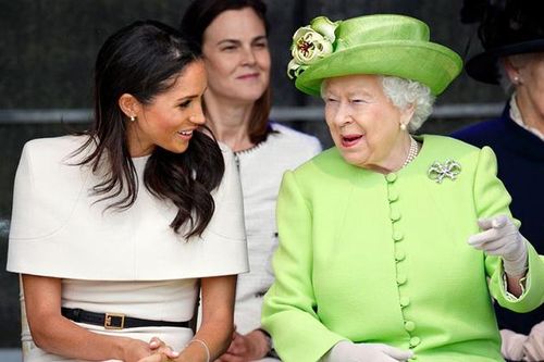 Meghan từng khiến Nữ hoàng Elizabeth bật cười vì món quà Giáng sinh độc đáo