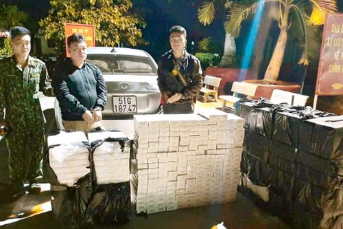 Bắt 10.000 gói thuốc lá ngoại và 5 tấn đường lậu trên biên giới